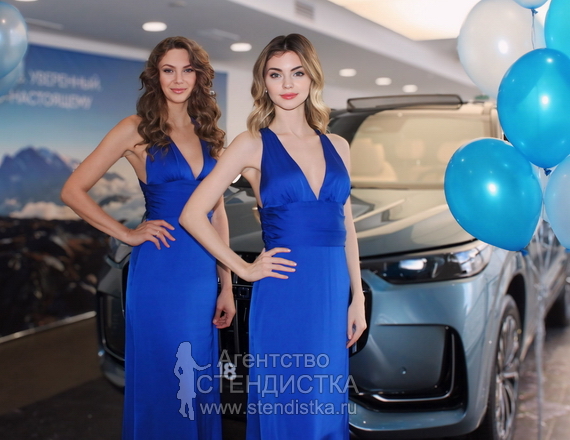 Модели девушки в автосалон